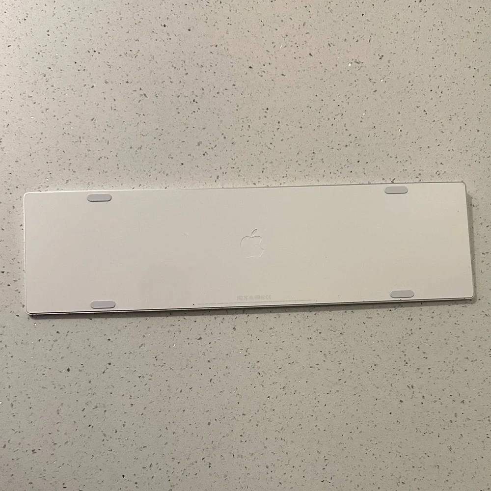 Apple Magic Keyboard with Numeric Keypad - US English / doesn’t hold charge